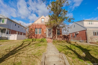 123 Nugent St, New Hyde Park, NY 11040