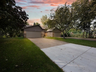 5535 Lindsay St, Golden Valley, MN 55422
