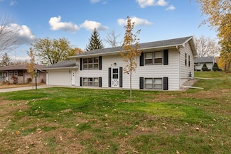 821 Valley View Rd, Faribault, MN 55021