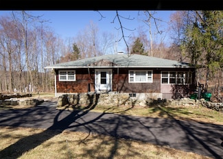 101 Woodmont Rd, Hopewell Junction, NY 12533