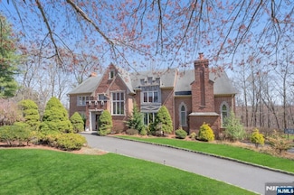 14 Forest Ridge Rd, Upper Saddle River, NJ 07458
