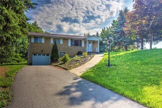 4 Country Club Dr, Reedsville, PA 17084