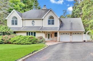 1 Oakleaf Ct, Huntington, NY 11743