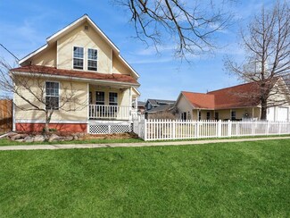 308 S 3rd Ave W, Newton, IA 50208