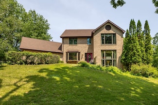837 Spires Dr, Dubuque, IA 52001