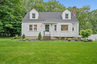 8 Geraldine Dr, Norwood, MA 02062