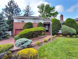 306 Cambridge Ave, Garden City, NY 11530