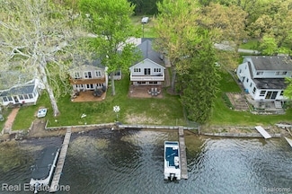 10194 Elmcrest Rd, Whitmore Lake, MI 48189
