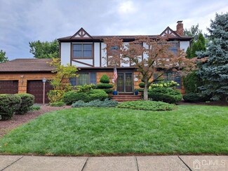 7 Frieda Ln, Kendall Park, NJ 08824