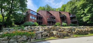 2 Winter Park Dr, Vernon, NJ 07462