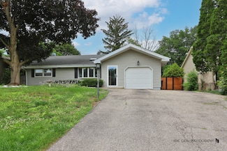 304 Hazelwood Dr, Lindenhurst, IL 60046