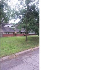 17 W Rolling Hills Dr, Wichita, KS 67212