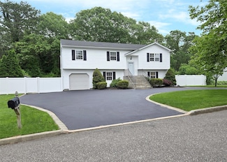 33 Roosevelt Ave, Selden, NY 11784
