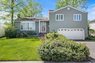 105 Farmers Ave, Plainview, NY 11803