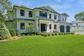 352 Cold Spring Rd, Syosset, NY 11791