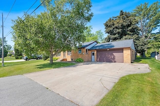 513 Lacona Ct, Green Bay, WI 54313