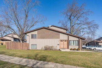 562 Forum Dr, Roselle, IL 60172