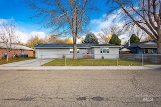 840 W Kinghorn Dr, Nampa, ID 83651