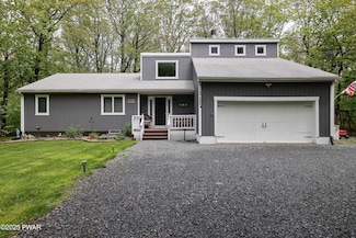 807 Lariat Ct, Hawley, PA 18428