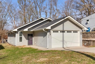 1266 E 36th Ct, Des Moines, IA 50317