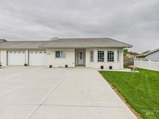 11 N 3rd St W, Paul, ID 83347