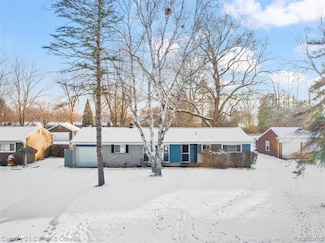 18070 Floral St, Livonia, MI 48152