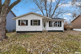 5812 Hillandale Rd, Davenport, IA 52806