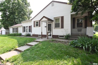 1100 W Vine St, Taylorville, IL 62568