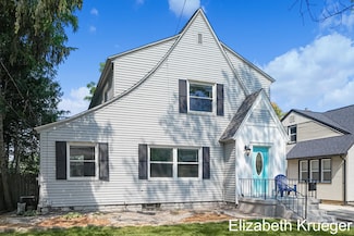 1215 Emerald Ave NE, Grand Rapids, MI 49505