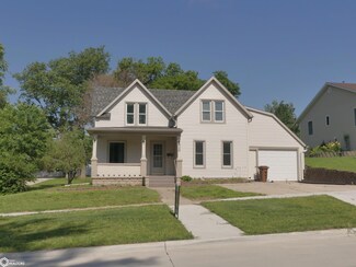 915 N Adams St, Carroll, IA 51401