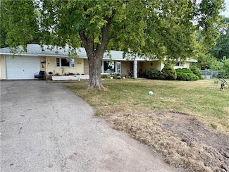 2918 N 22nd St, Decatur, IL 62526