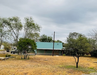 517 W Barnard, Sabinal, TX 78801