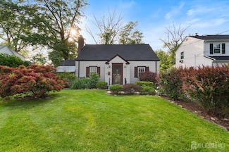 7 Woods End Rd, West Orange, NJ 07052