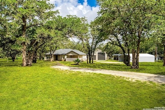 411 Shannon Ridge Dr, Floresville, TX 78114