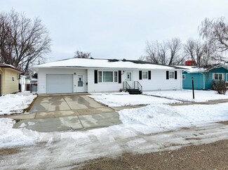 1014 James Ave NE, Jamestown, ND 58401
