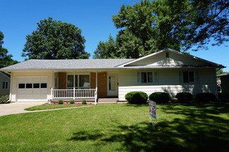 806 Southhaven Dr, Monticello, IA 52310