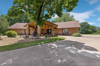 717 Meadowood Dr, Broken Arrow, OK 74011