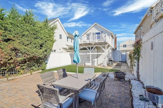 252 Arthur St, Freeport, NY 11520