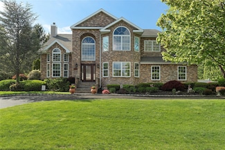 1 Schoolhouse Ct, Oyster Bay, NY 11771