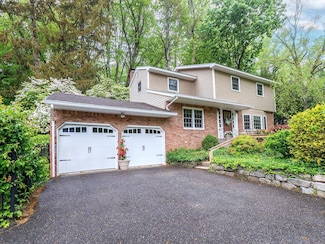 348 Littleworth Ln, Sea Cliff, NY 11579