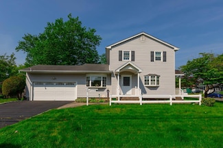 1668 Manatuck Blvd, Bay Shore, NY 11706