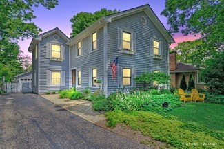 246 E Woodland Rd, Lake Bluff, IL 60044