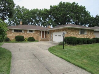 5691 Rangeview Dr, Seven Hills, OH 44131