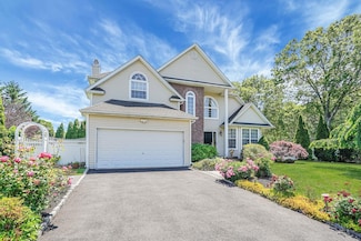 18 Cayla Ln, Port Jefferson Station, NY 11776