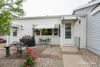 879 Village Ln, Jenison, MI 49428