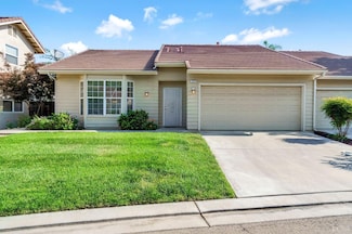 371 Village Dr, Dinuba, CA 93618