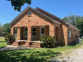 201 N 8th Ave, Madill, OK 73446