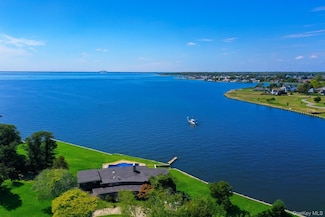 10 Great Cove Ln, Islip, NY 11751