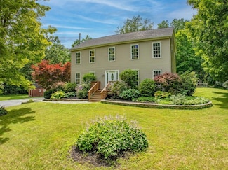 27 Balsam Rd, Hyde Park, NY 12538