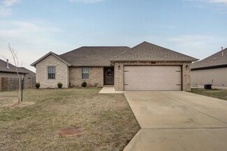 677 N Maplewood Hills Rd, Nixa, MO 65714